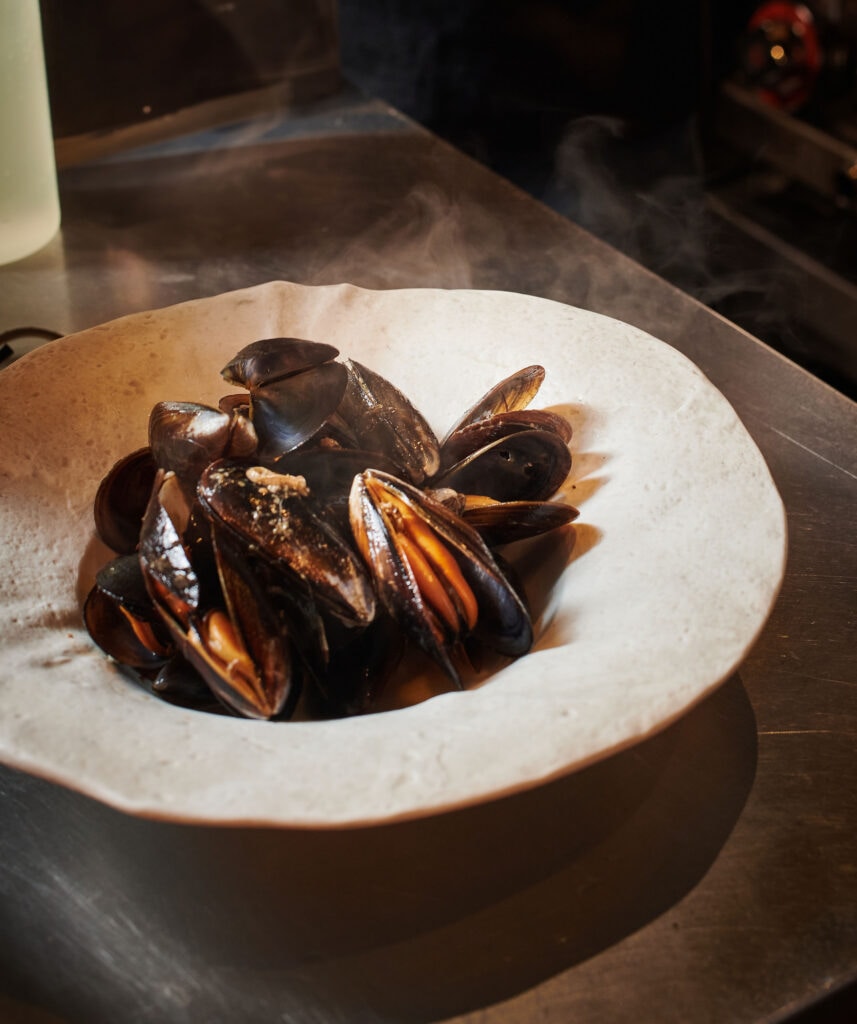 Plato de mejillones al vapor recién hecho