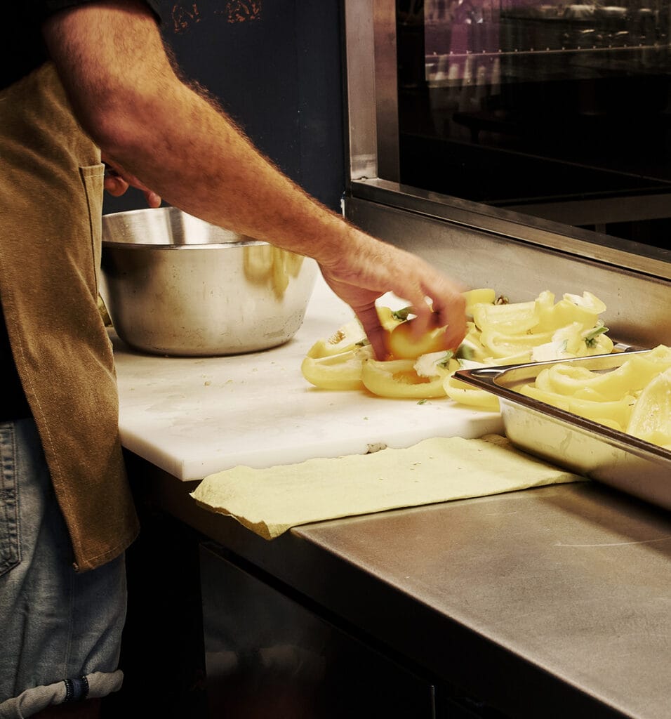 Preparando patatas en la cocina
