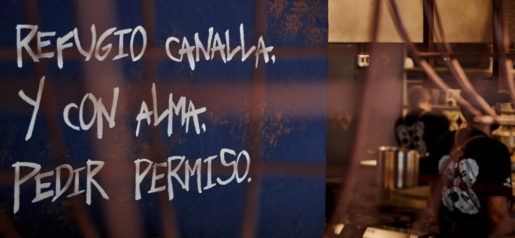 Pared con el lema: Refugio canalla, y con alma, pedir permiso